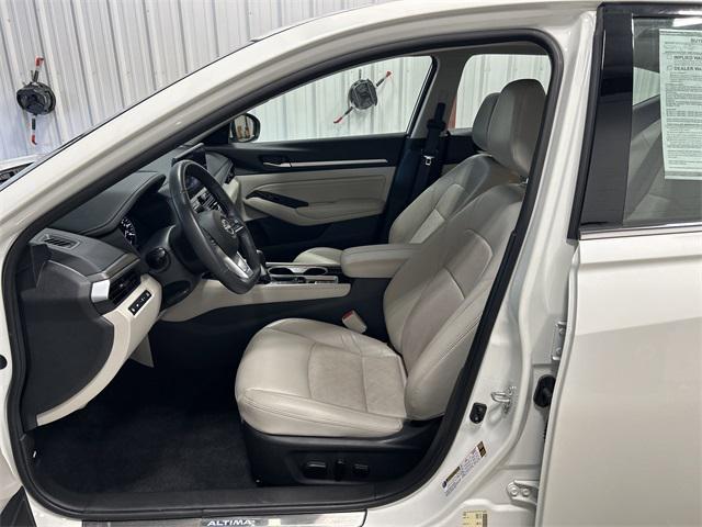 Photo of 2023 Pearl White Tricoat Nissan Altima