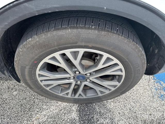 Photo of 2022 Star White Ford Escape