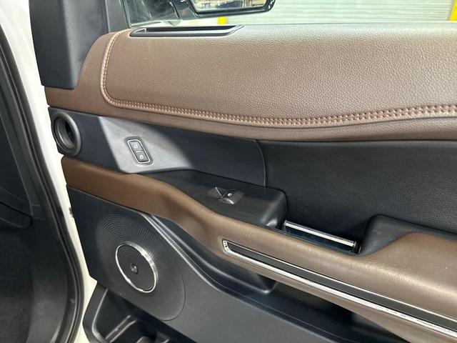 Photo of 2021 Star White Metallic Tri-Coat Ford Expedition Max