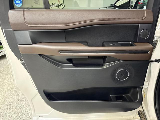 Photo of 2021 Star White Metallic Tri-Coat Ford Expedition Max