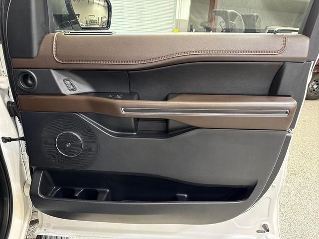 Photo of 2021 Star White Metallic Tri-Coat Ford Expedition Max