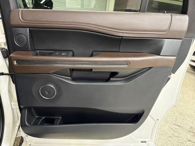 Photo of 2021 Star White Metallic Tri-Coat Ford Expedition Max