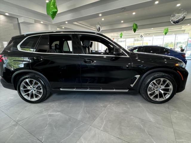 Photo of 2024 Black Sapphire Metallic BMW X5