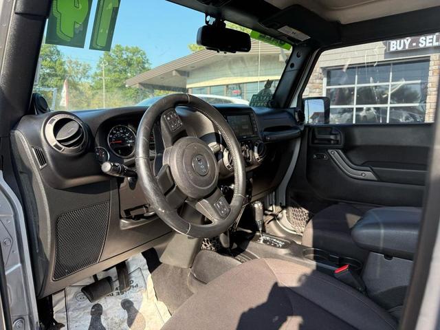 Photo of 2014 grey Jeep Wrangler Unlimited