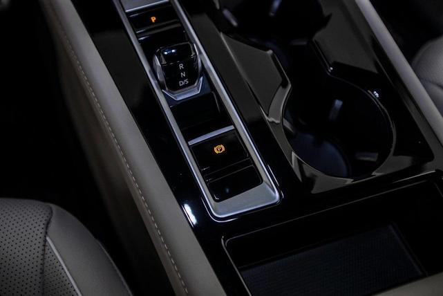 Photo of 2025 Opal White Pearl Volkswagen Atlas