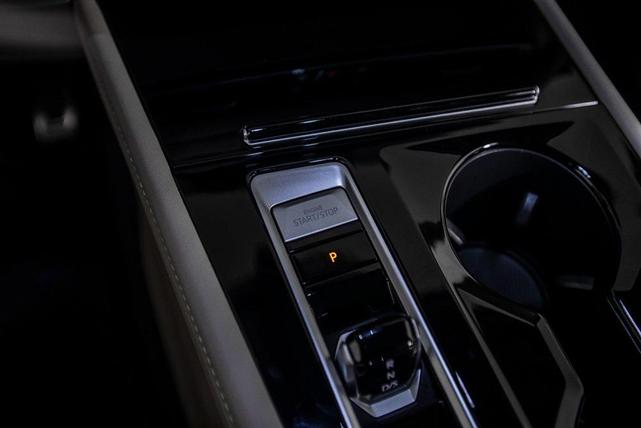 Photo of 2025 Opal White Pearl Volkswagen Atlas