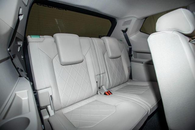Photo of 2025 Opal White Pearl Volkswagen Atlas