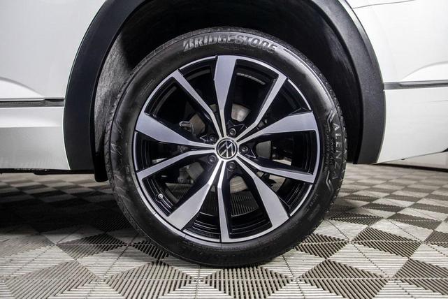 Photo of 2025 Opal White Pearl Volkswagen Atlas