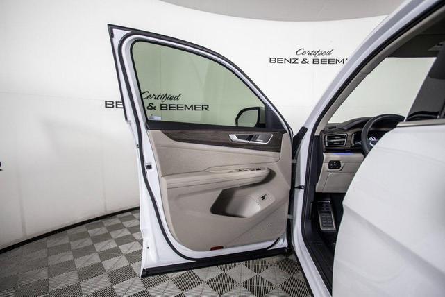 Photo of 2025 Opal White Pearl Volkswagen Atlas