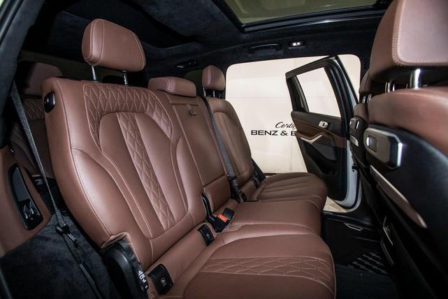 Photo of 2025 Mineral White Metallic BMW X7