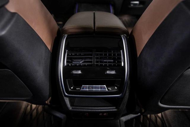 Photo of 2025 Mineral White Metallic BMW X7