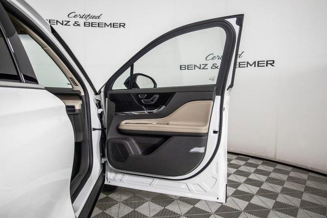 Photo of 2022 Pristine White Metallic Tri-Coat Lincoln Corsair