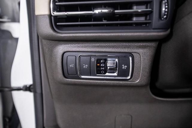 Photo of 2022 Pristine White Metallic Tri-Coat Lincoln Corsair
