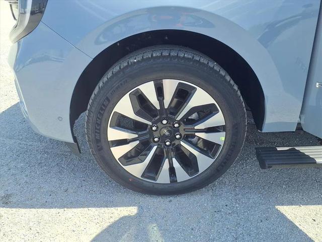 Photo of 2025 Glacier Gray Metallic TriCoat Ford Expedition