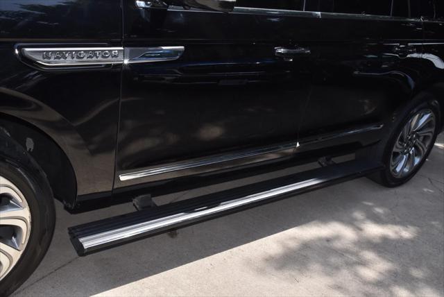 Photo of 2022 Infinite Black Lincoln Navigator