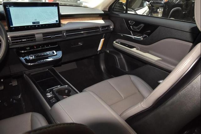 Photo of 2025 Pristine White MET 3C Lincoln Corsair