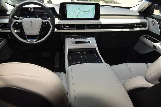 Photo of 2025 Pristine White MET 3C Lincoln Aviator