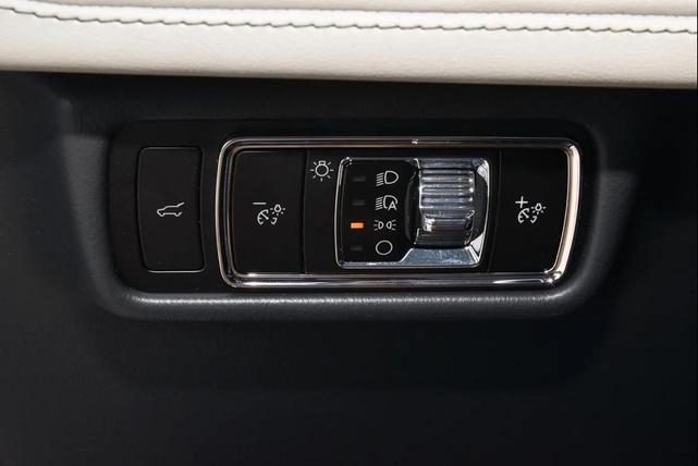 Photo of 2025 Pristine White MET 3C Lincoln Aviator