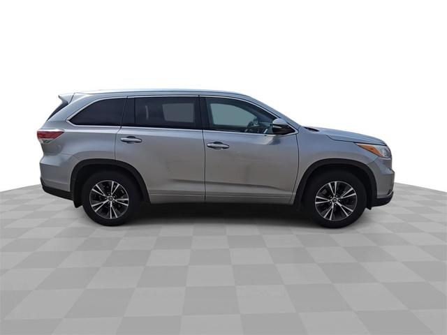 Photo of 2016 Silver Sky Metallic Toyota Highlander