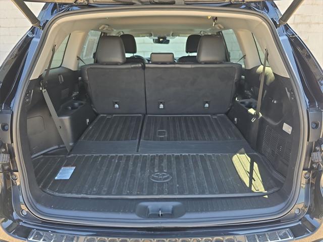 Photo of 2019 Midnight Black Toyota Highlander