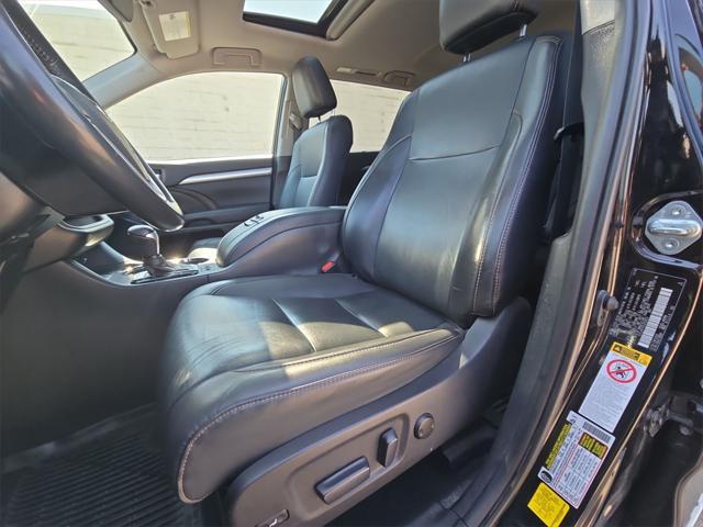Photo of 2019 Midnight Black Toyota Highlander