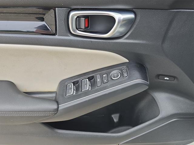 Photo of 2023 Platinum White Pearl Honda Civic