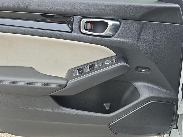 Photo of 2023 Platinum White Pearl Honda Civic