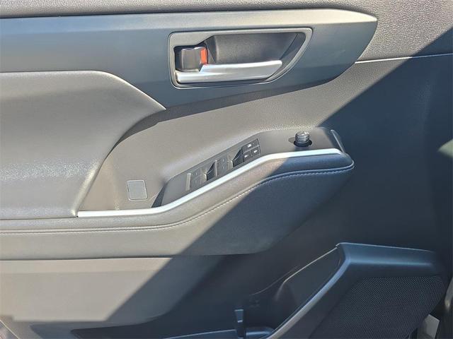 Photo of 2023 Gray Metallic Toyota Highlander