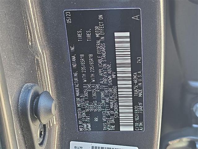 Photo of 2023 Gray Metallic Toyota Highlander