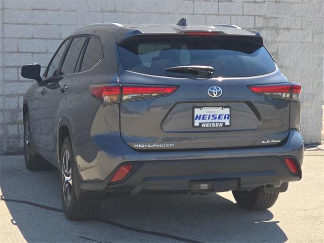 Photo of 2023 Gray Metallic Toyota Highlander