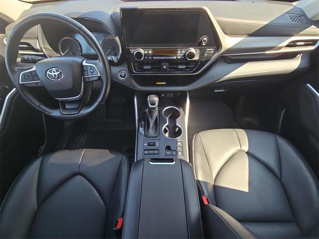 Photo of 2023 Gray Metallic Toyota Highlander