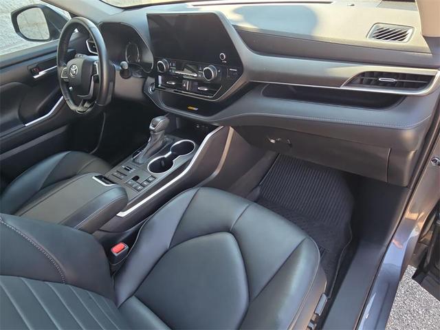 Photo of 2023 Gray Metallic Toyota Highlander