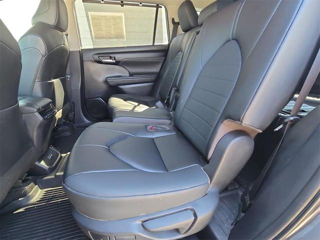 Photo of 2023 Gray Metallic Toyota Highlander