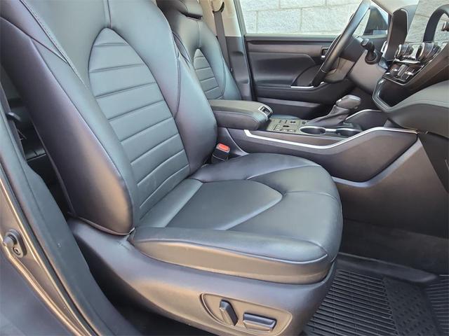 Photo of 2023 Gray Metallic Toyota Highlander