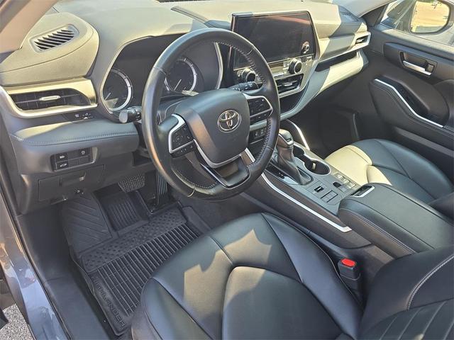 Photo of 2023 Gray Metallic Toyota Highlander