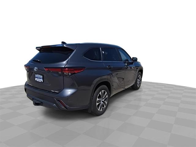 Photo of 2023 Gray Metallic Toyota Highlander