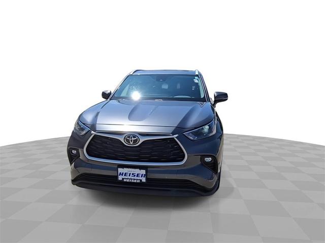 Photo of 2023 Gray Metallic Toyota Highlander