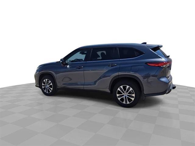 Photo of 2023 Gray Metallic Toyota Highlander
