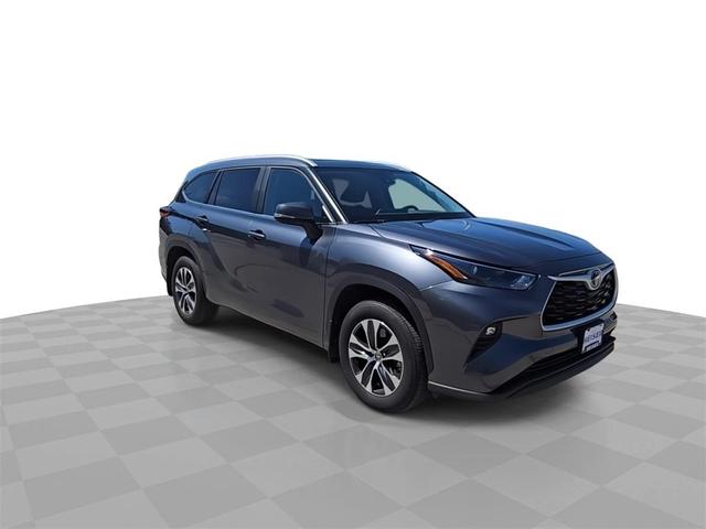 Photo of 2023 Gray Metallic Toyota Highlander