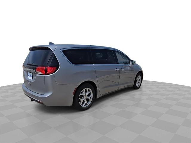 Photo of 2018 Billet Silver Metallic Clearcoat Chrysler Pacifica