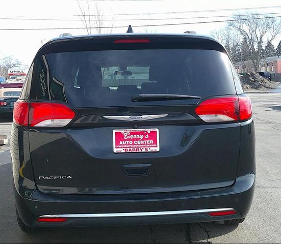 Photo of 2018 Black Chrysler Pacifica