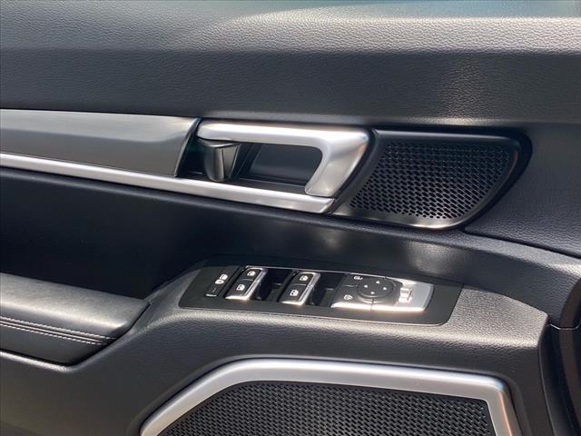 Photo of 2022 Glacial White Pearl Kia Telluride