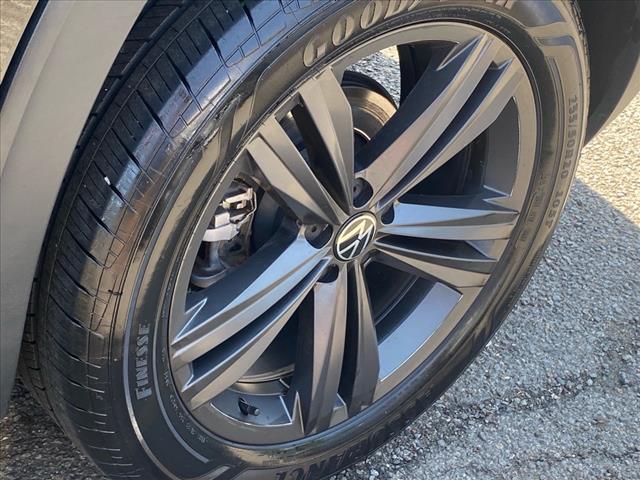 Photo of 2022 Deep Black Pearl Volkswagen Atlas Cross Sport