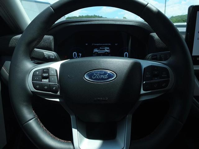 Photo of 2025 Star White Metallic Tri-Coat Ford Explorer