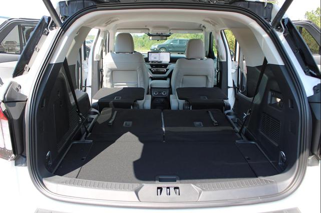 Photo of 2025 Star White Metallic Tri-Coat Ford Explorer