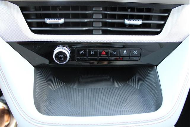 Photo of 2025 Star White Metallic Tri-Coat Ford Explorer