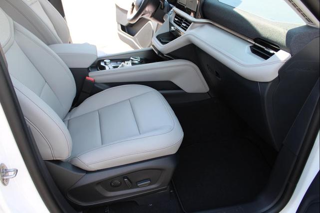 Photo of 2025 Star White Metallic Tri-Coat Ford Explorer
