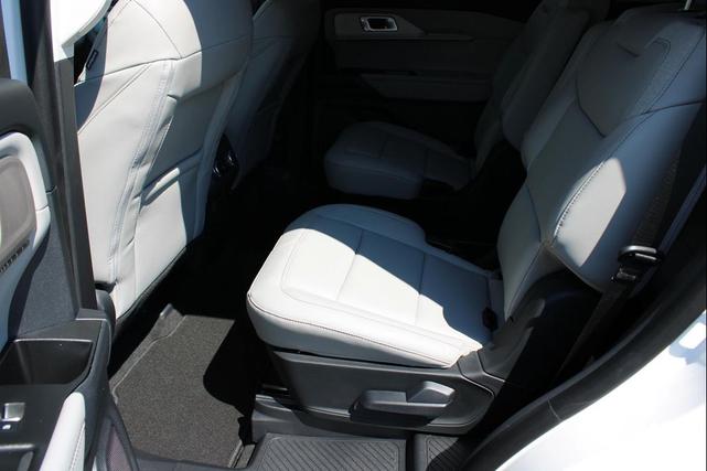 Photo of 2025 Star White Metallic Tri-Coat Ford Explorer