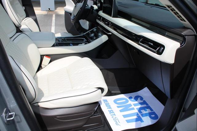 Photo of 2021 Silver Radiance Lincoln Aviator