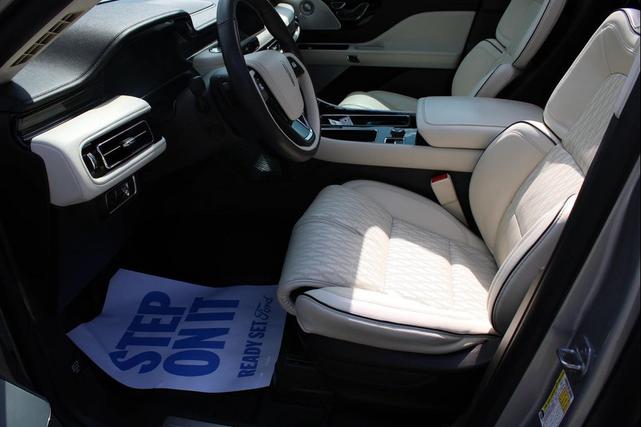 Photo of 2021 Silver Radiance Lincoln Aviator
